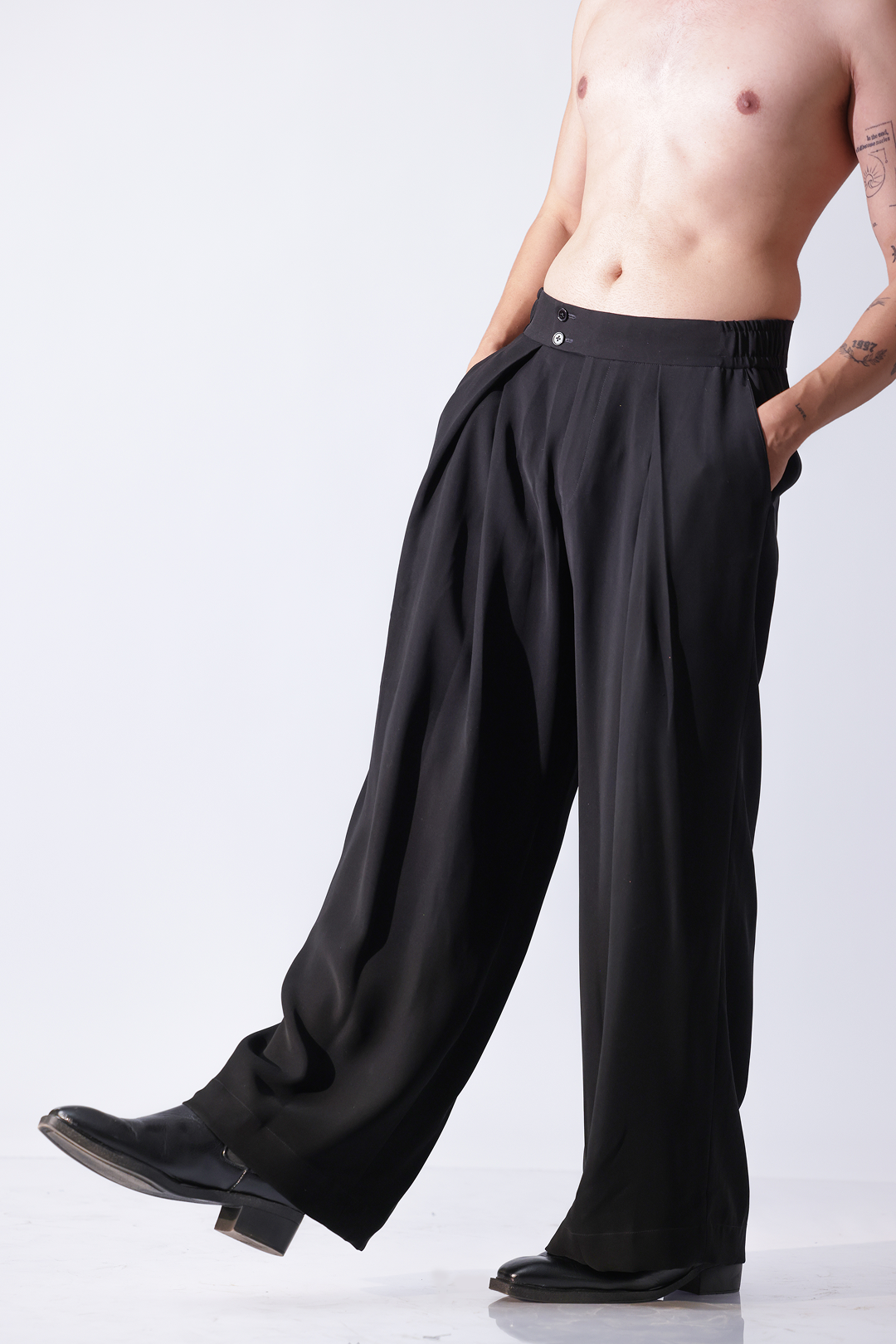 Black overlap pleated pants